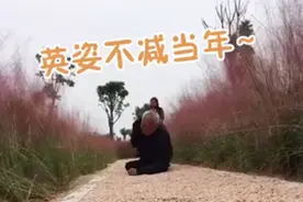 英姿不减当年！73岁退伍兵拍匍匐前进视频，网友：英雄不老图片