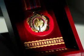 泪目！当铁路老兵戴上这枚纪念章……图片