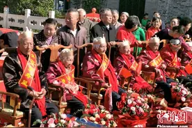 江苏扬州摆“千岁宴”邀12位百岁老人逛古街迎重阳图片