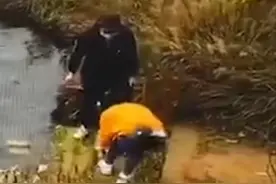 南京一女子系鞋带被同伴推入水库，监控记录全过程，细思极恐图片