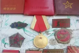 男子收拾物品发现一堆军功章 去世40余年父亲来自荥阳的战斗英雄图片