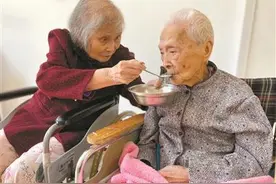 82岁女儿和103岁妈妈开启24小时陪伴式养老图片