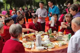 好热闹！昨天杭州流水西苑，近百位邻居坐在一起聚餐，“我们在社区里抱团养老！”图片