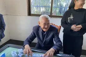 百岁人生 | 帅！穿西装的101岁大爷扛着20斤米健步走，爱打麻将常会赢图片