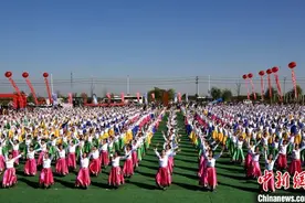 千人广场舞惊艳亮相江苏骆马湖畔共享农家欢乐图片