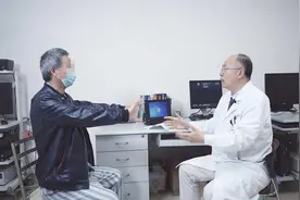 帕金森患者常不由自主地手舞足蹈，如何争取更多自由的一天？图片