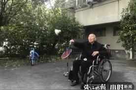 百岁人生 | 坐在轮椅上打羽毛球的百岁老人很传奇，不下雨每天都打球，还写回忆录图片
