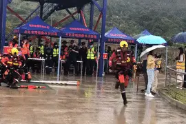 动图直击｜攀岩走壁、孤岛飞援……这波救援太硬核图片