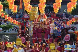 福建：妈祖金身绕境巡安 湄洲岛千人“狂欢”图片