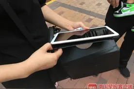 充话费就送平板电脑，店家分期返还？南宁一手机店收钱后人去铺空图片