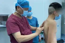 男孩天生高低肩，12岁接受“迟到的”手术视频封面
