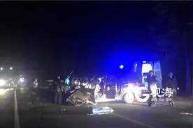 深夜青岛一路口发生车祸、车头严重变形，女孩双腿被卡图片