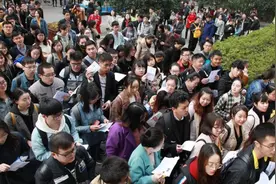 2021年度公务员考试报名，前三大热门岗位竞争比均超“两千选一”视频封面