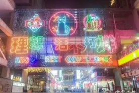 夜幕降临，宜宾这条街人流如潮，美食香味四溢……图片