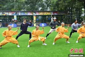 重庆：橄榄球遇上功夫图片