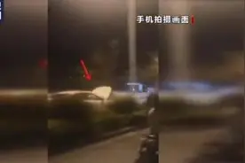 女子敞着引擎盖上路“盲开”面对交警询问神回复图片