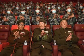 志愿军老兵观看《金刚川》现场唱响“雄赳赳，气昂昂，跨过鸭绿江”图片