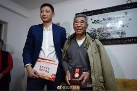 丢纪念章的老兵，获赠一枚新奖章图片