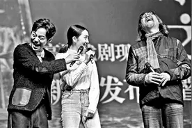 赖声川、何炅与多多共“著”《水中之书》图片