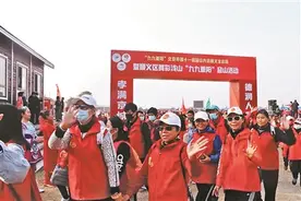 “打卡”五彩浅山 登高赏景庆重阳图片