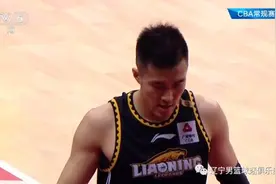 疯狂11中1，郭艾伦又上头较劲！杨鸣直接换下他，韩德君当面批评图片