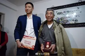 丢纪念章的老兵，获赠一枚新奖章图片