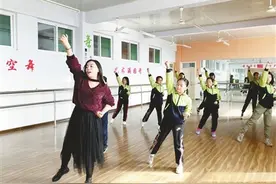 小学女教师自编健身舞蹈，火了图片