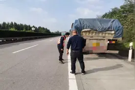 货车车轮螺母松动 高速人喊话粗心司机图片