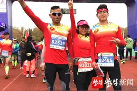 51岁母亲送给27岁儿子的生日礼物：一枚刚刚获得的马拉松完赛奖牌图片