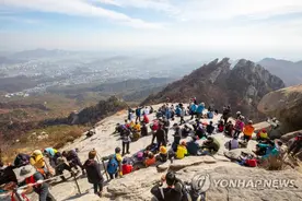 韩国：霜叶知秋登山路熙熙攘攘图片