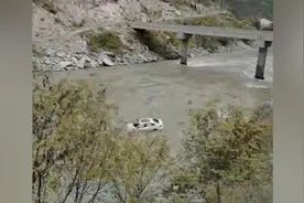 两女一男自驾游九寨沟返程坠岷江，家属：正开车沿江搜寻视频封面