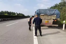 货车车轮螺母松动 高速人喊话粗心司机图片