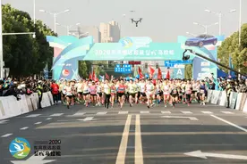 2020东风悦达起亚盐城马拉松鸣枪开跑图片