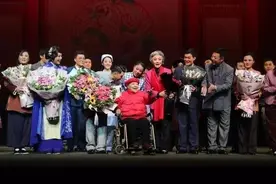 马金凤在中国戏曲学院是怎样授课的？曾为校园绿化工人现场献唱图片