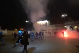 火光四射！意大利极右翼分子抗议政府封锁，用烟花与防暴警对轰图片