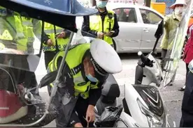 女子：车上有蛇！交警：莫慌，我来帮你捉图片