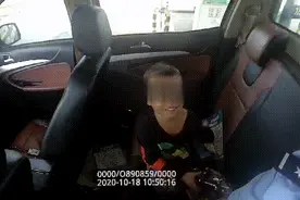 “我们一起看奥特曼吧”，警察叔叔变身临时奶爸，暖心图片