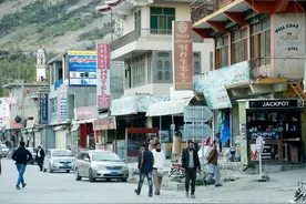 罕萨小城的致富路图片