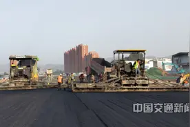 河南锦路承揽的灵宝市金城大道东延项目路面工程开始摊铺沥青图片
