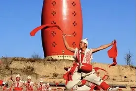 安塞腰鼓进校园：鼓声悠扬天地间 鼓槌敲打不间断图片