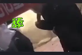 长春一糖葫芦小贩用唾液沾芝麻被拍下，隔着屏幕都觉得恶心图片