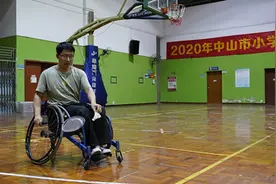 轮椅上的运动达人何伟森：球场内外，收获快乐图片