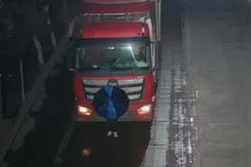 大晴天，南昌一男子撑着雨伞一直走，监控还拍下这一幕…图片