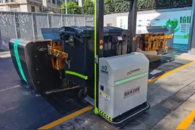 深圳启用智能环卫机器人装卸垃圾图片