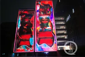 川美校庆灯光秀有多酷炫？罗中立《父亲》“搬”上黄桷坪涂鸦墙，光束打开虎溪“时光通道”图片