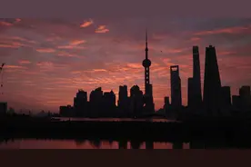 今早上海上空的绚丽朝霞，你拍到了吗？网友们发来一大波美图图片