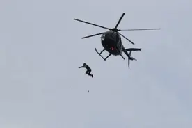 男子40米高空从直升机上自由落体入水 打破世界纪录图片