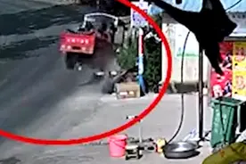 55岁女子驾三轮摩托载亲戚撞石头侧翻，3人死亡视频封面