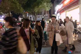 强“送”玫瑰，转身要随行男子付钱……昆明南屏街头现卖花套路图片
