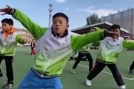 C位瞩目！小学生跳街舞托马斯旋转，跳得太棒简直就是出道水准图片